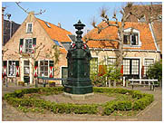 Oude dorpsplein met pomp, Wassenaar